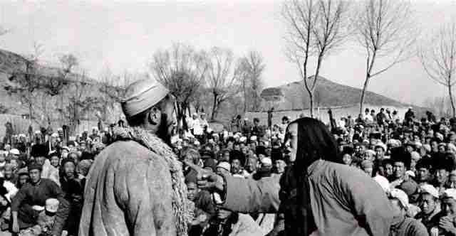  p>"斗地主"这种特殊的方式是中共领导农村土地改革中必经的一环,它将