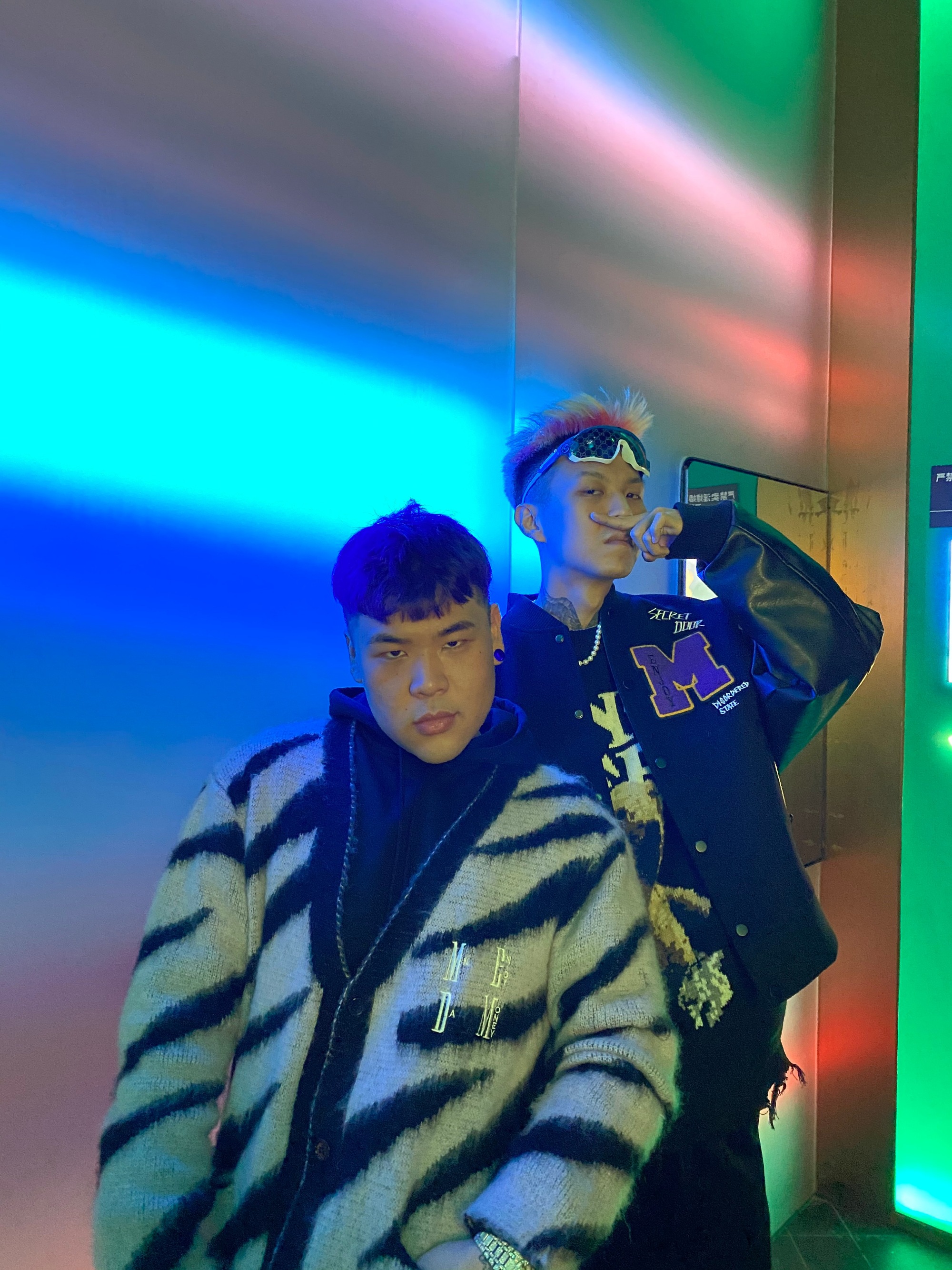  p>丁震(knowknow),别名dzknow,1996年5月3日出生于江苏省南京市,中国