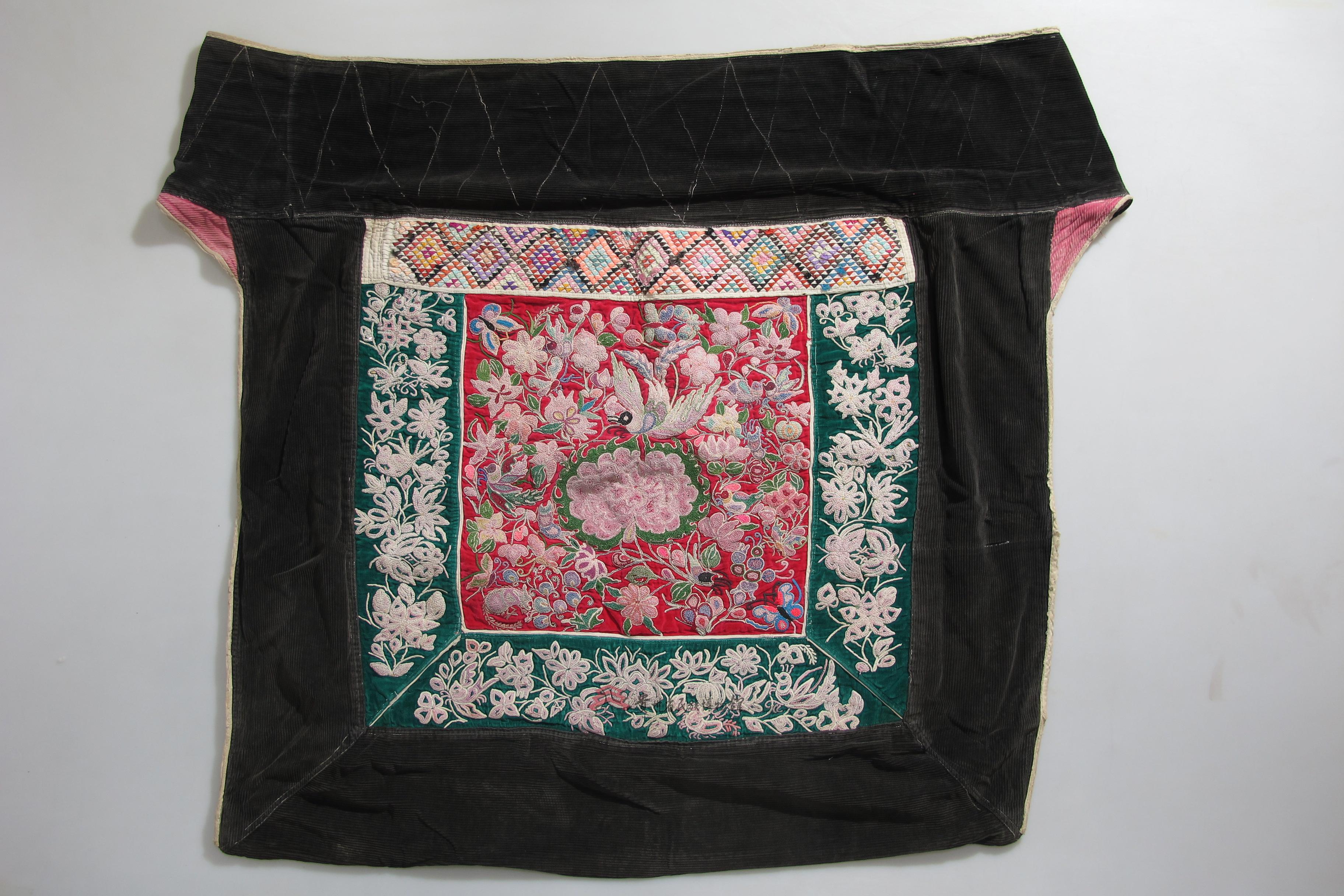 当代云南文山苗族打籽绣牡丹纹背带