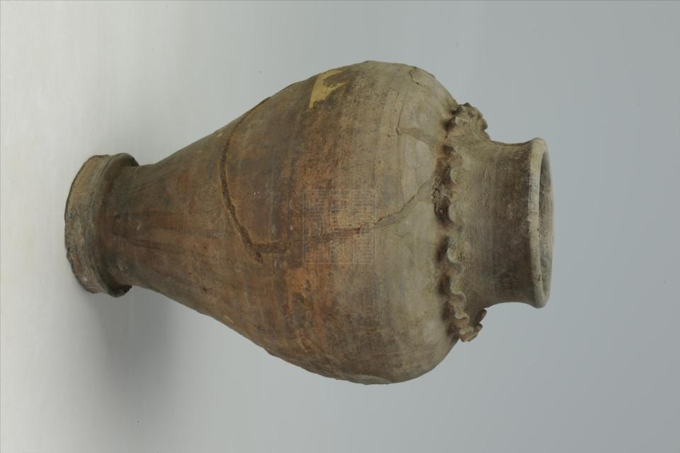 明灰陶贴塑瓦楞纹陶谷仓罐