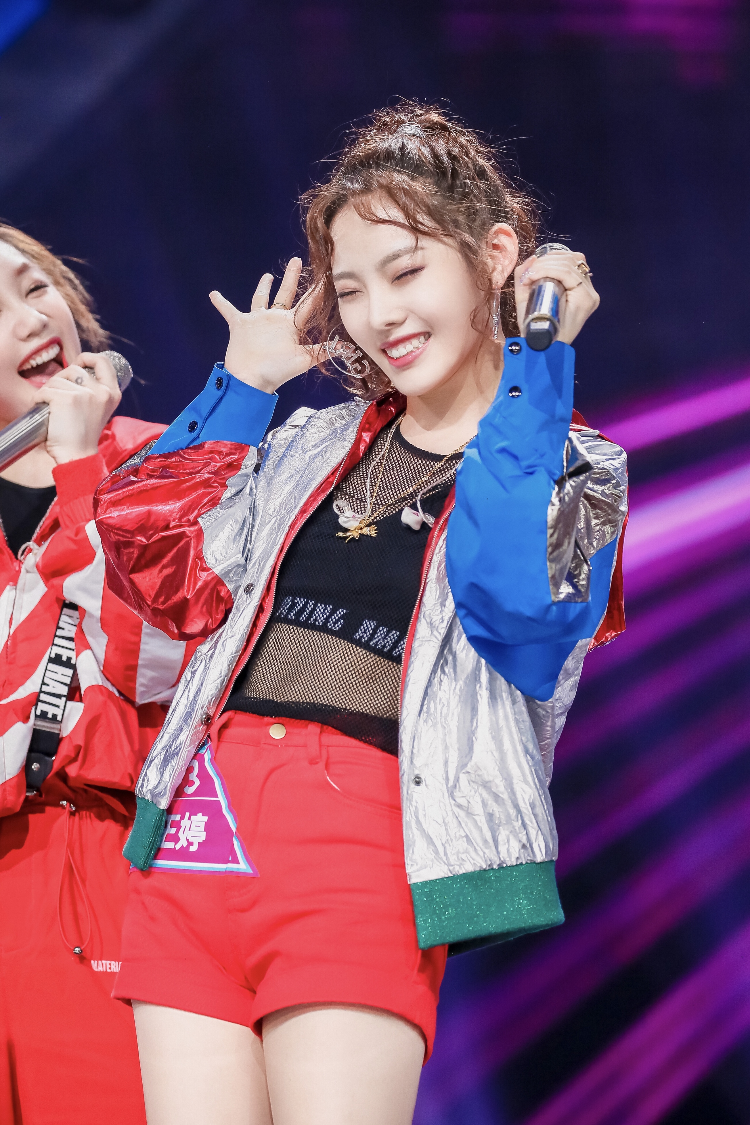  p>董颜,本名王婷,1996年3月20日出生于浙江宁波,毕业于 a target="