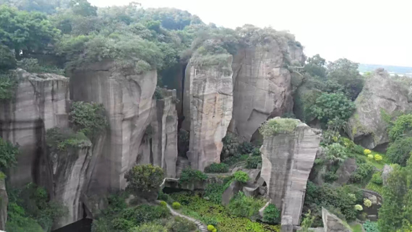 <p>莲花山古采石场风光