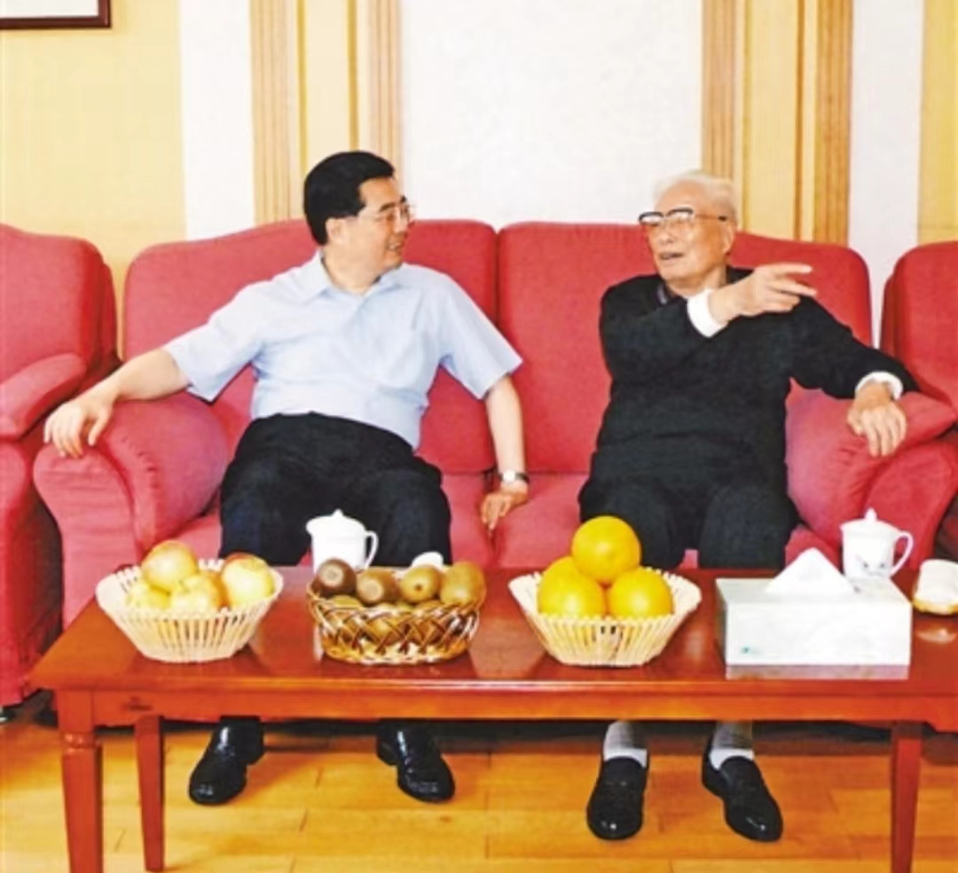 2006年8月，胡锦涛同志在北戴河看望张震同志