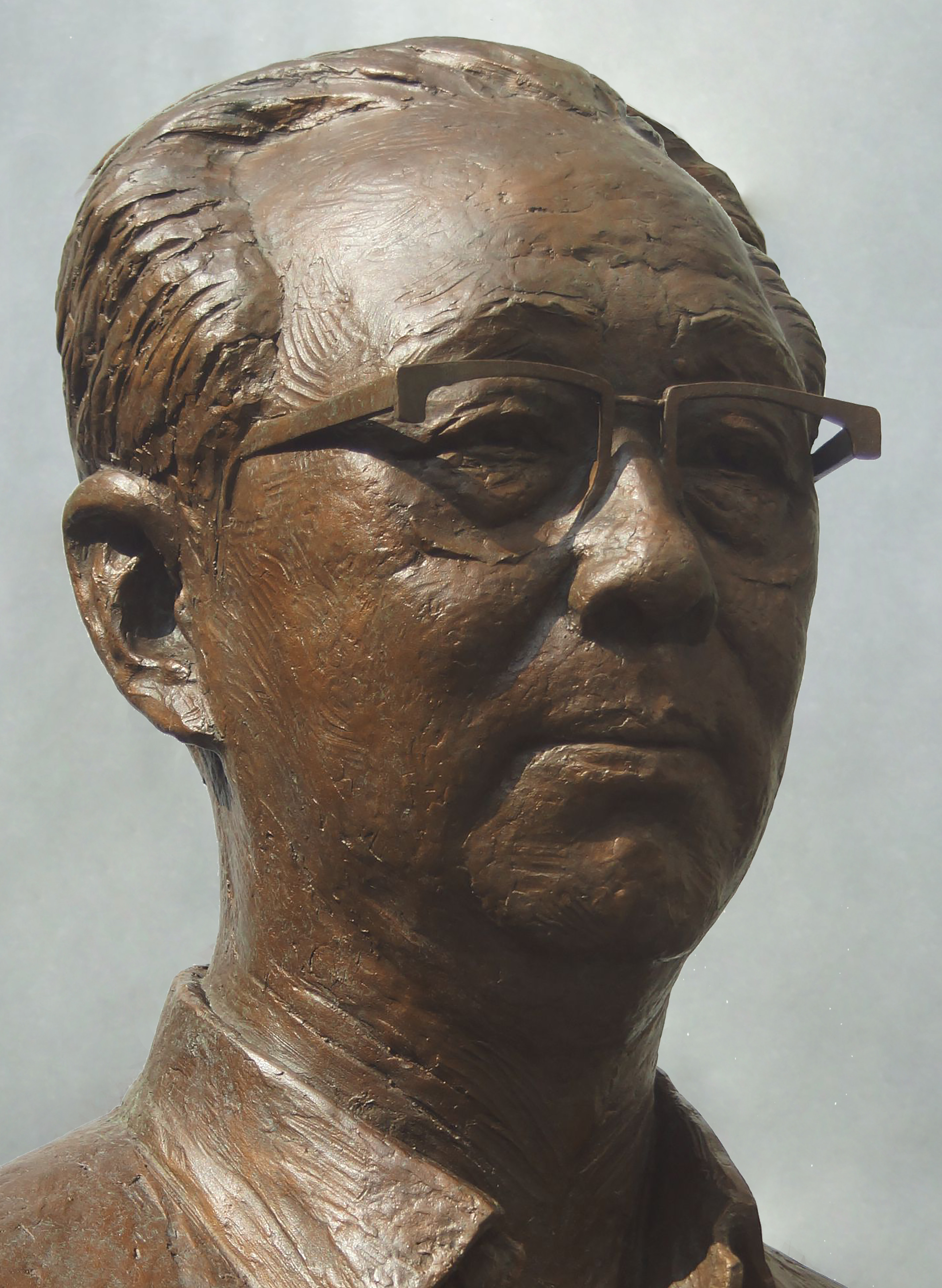 湖北美术学院老院长杨立光一百周年诞辰之际孙绍群为其制作的肖像雕塑