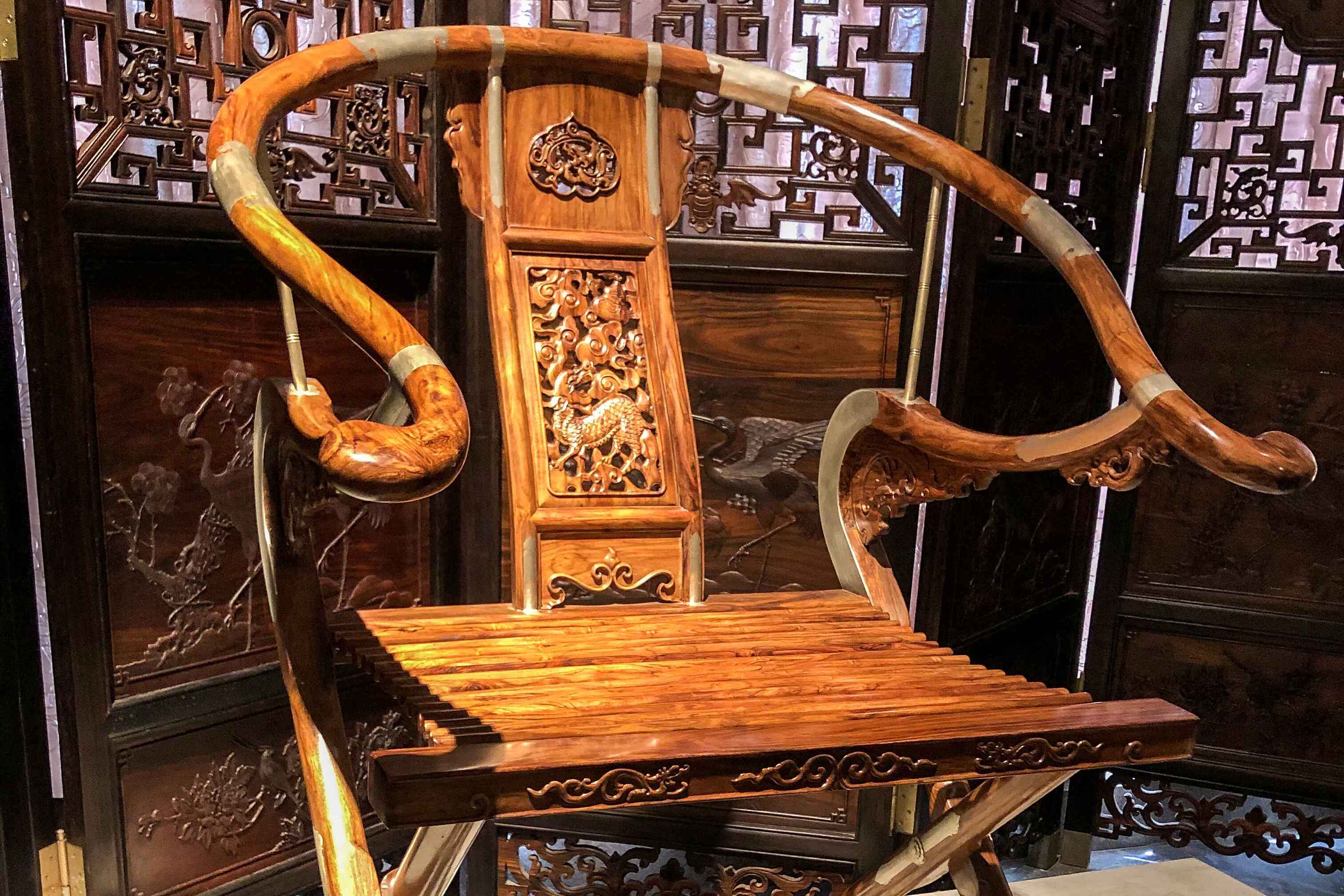  p>海南黄花梨,别名:降香檀,花梨母,花梨,降香,检