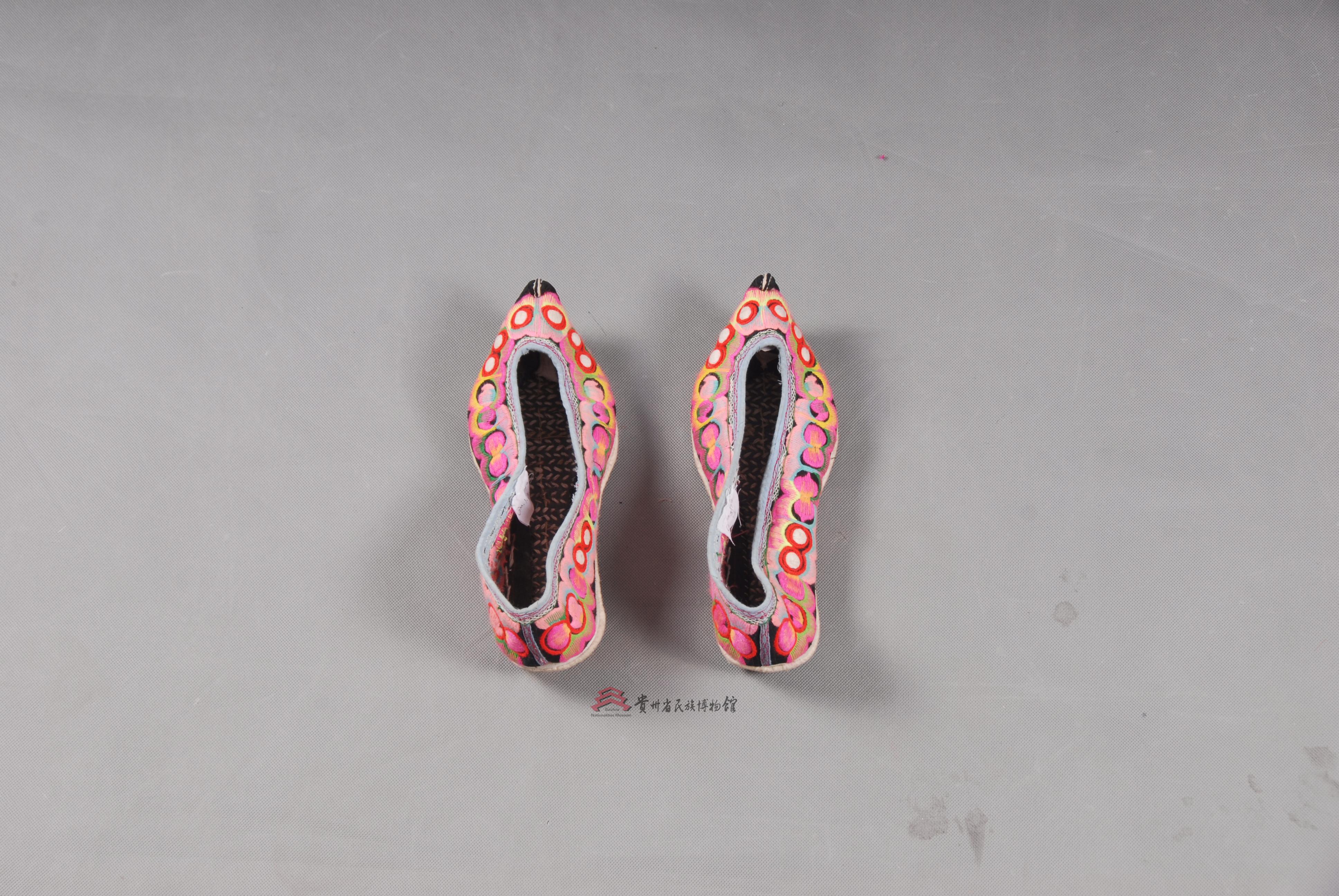 当代晴隆苗族青布平绣花纹尖头鞋