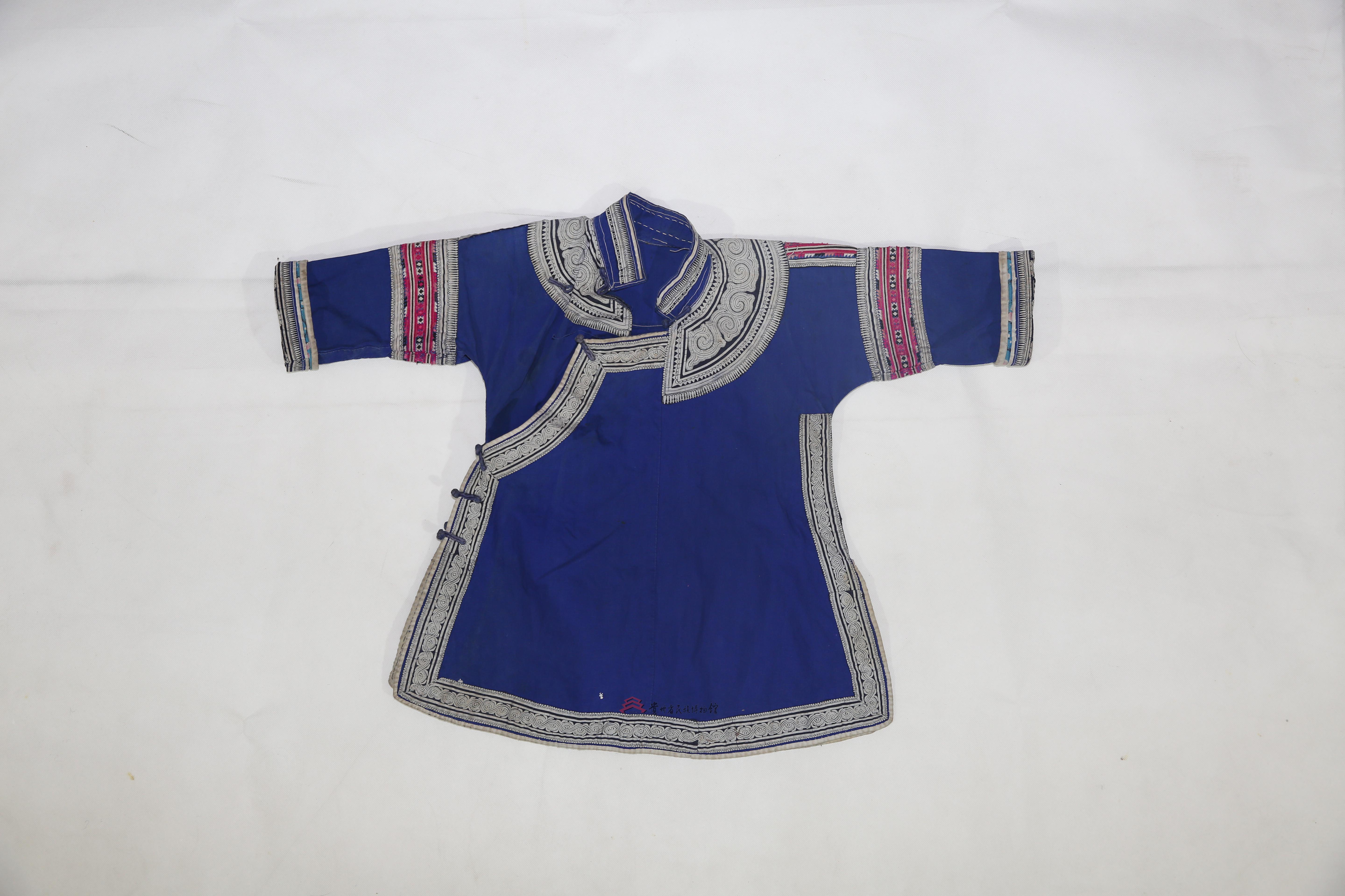 当代贵州黄平亻革家蜡染刺绣右衽童衣