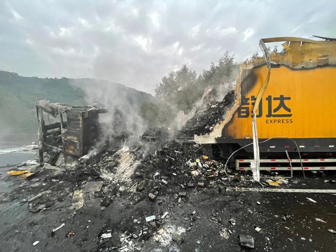 11·16沈海高速货车追尾事故