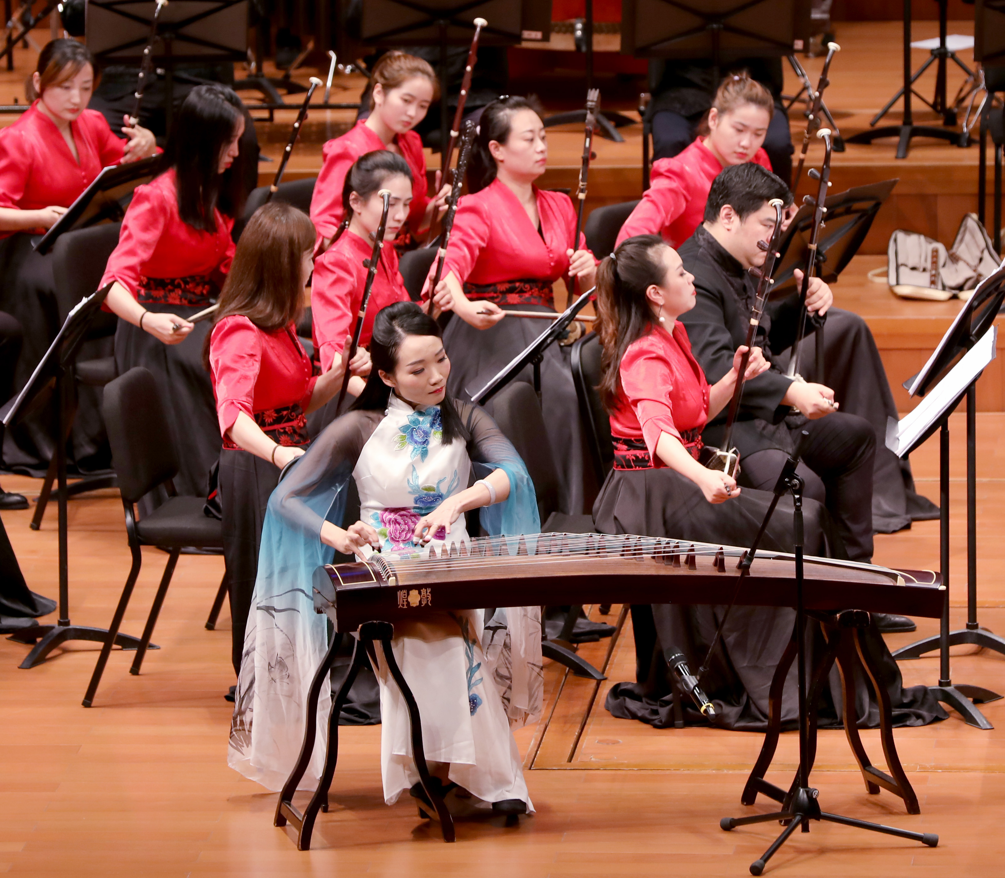 雷焕然,女,江苏省民族乐团古筝演奏家,作<