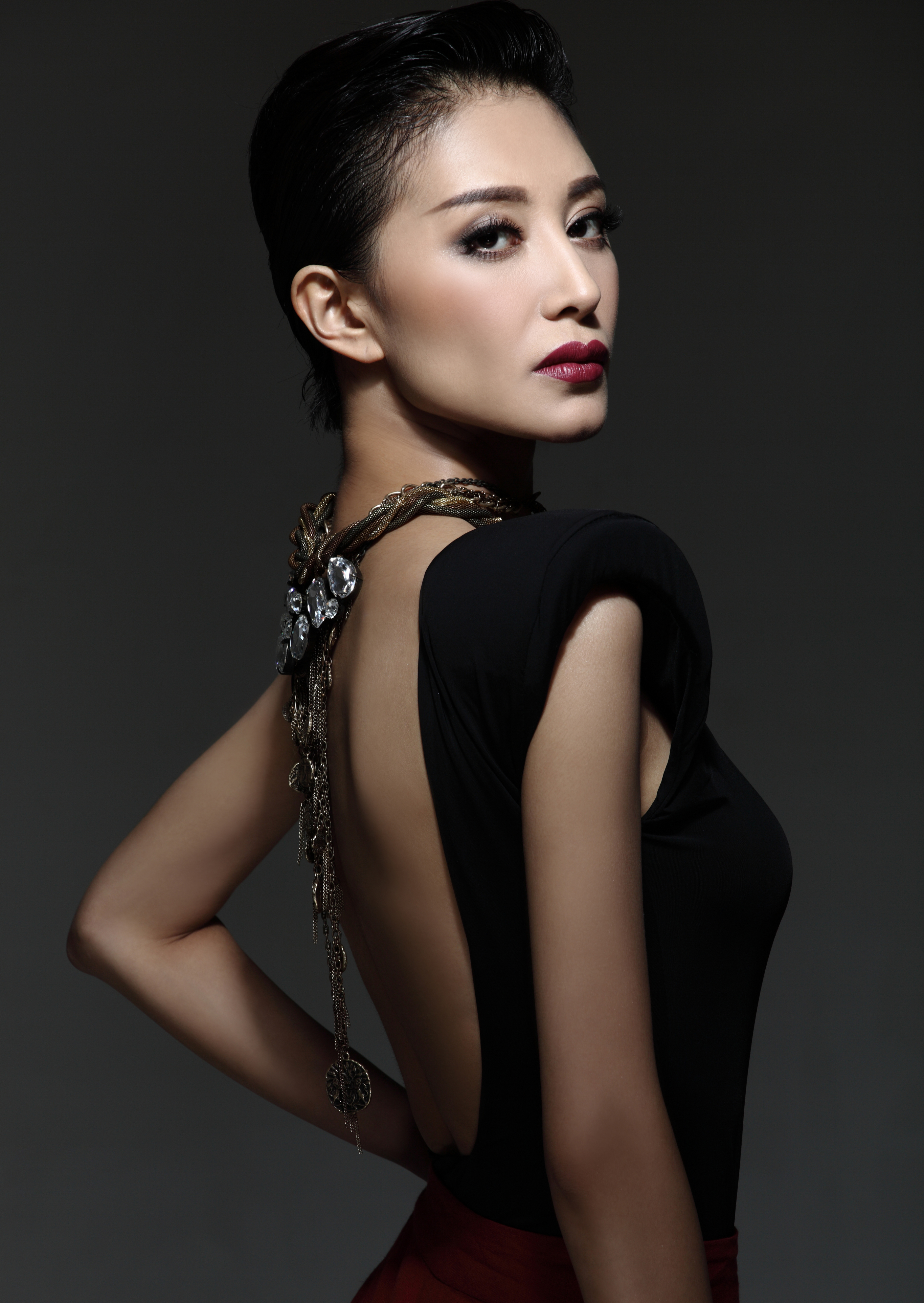  p data-id="gnrym7kpx7">侯莹珏 i>(原名侯角), /i>北京人,毕业于 a