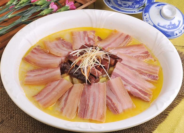  p>咸肉蒸百叶是一道以五花咸肉,薄百叶为主要食材制作的美食. /p>
