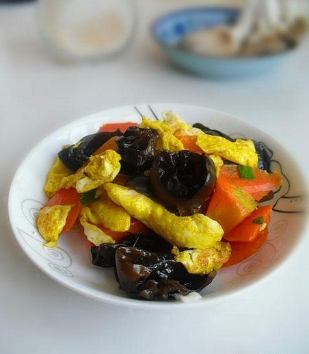="gn7vvx1qo6">木耳胡萝卜炒蛋是一款菜品,制作原料主要有黑木耳,鸡蛋