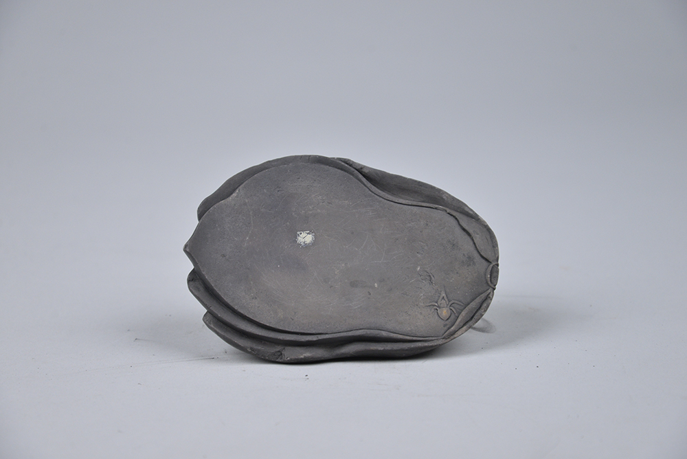 明雕虫玉兰花形石砚