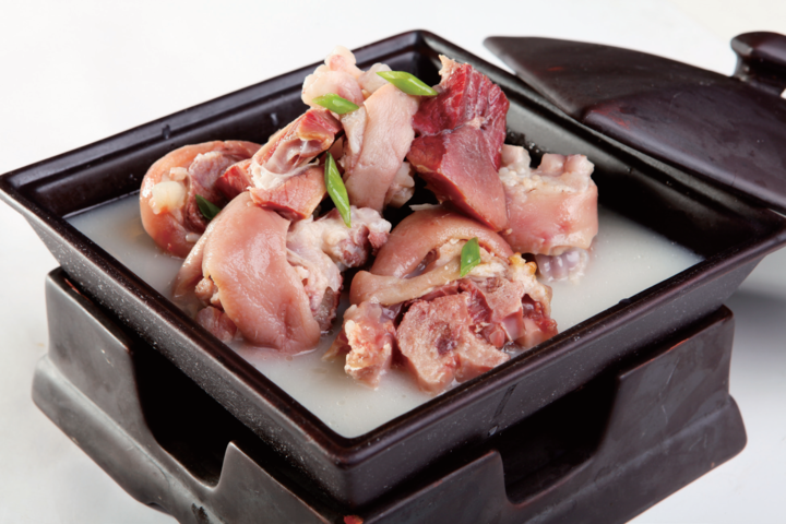  p>金银蹄鸡是一道美食,主要食材是猪蹄膀. /p>