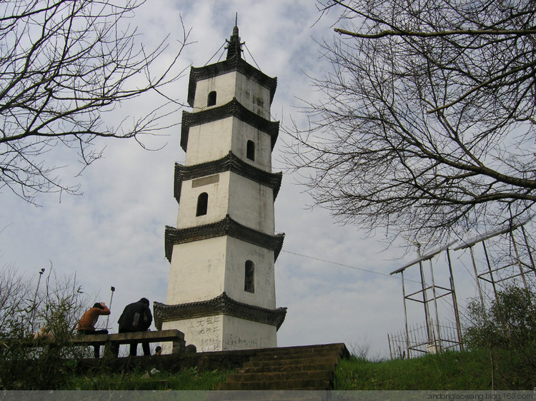 ">新昌县 /a>城关镇石柱湾,塔山村之间的山巅,镇攘与理景功用兼