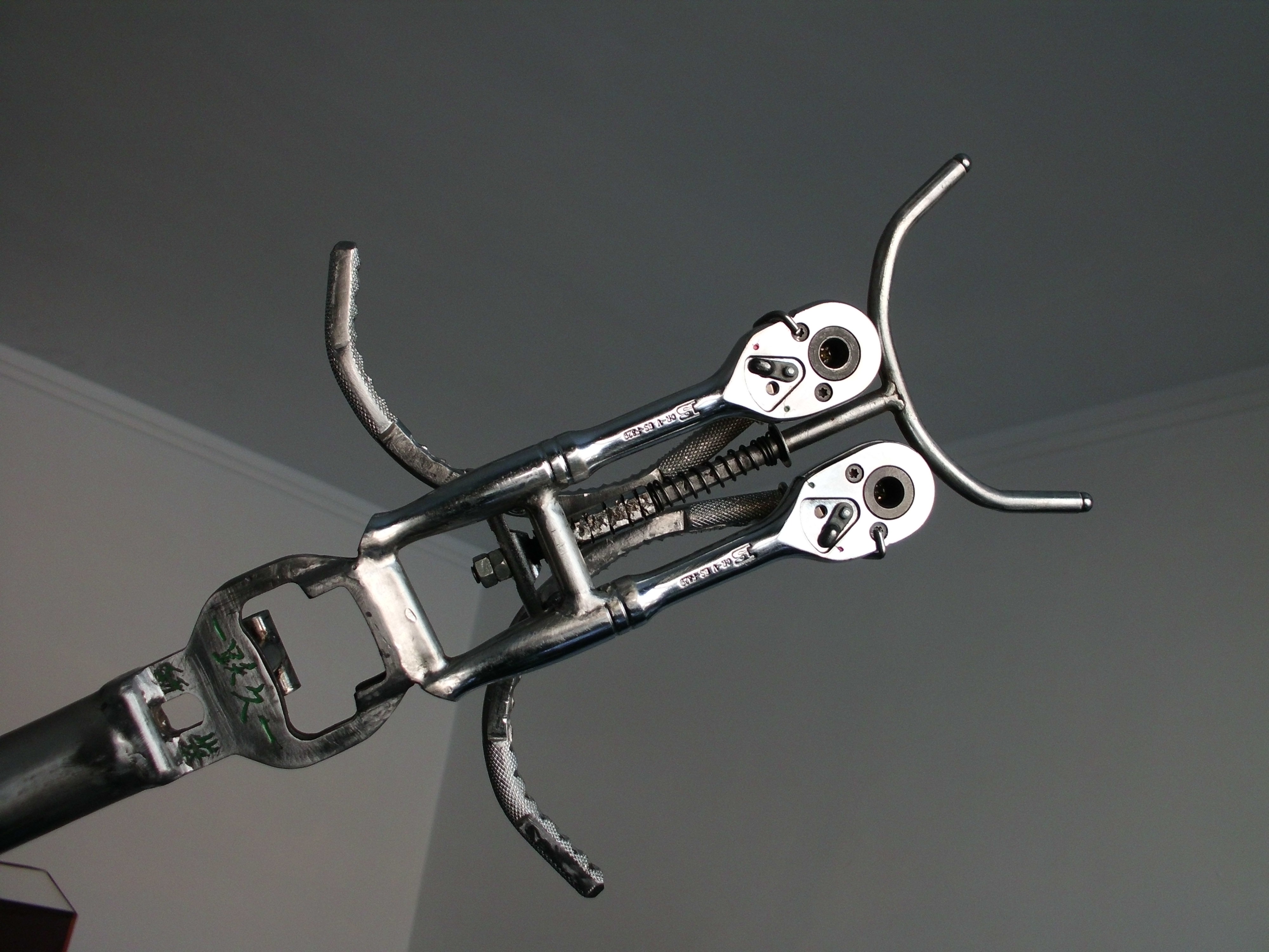  p>一种最新型警用防暴抓捕锁腕器和警用防暴抓捕锁腰器.