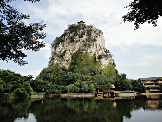  p>箭盘山奇石园,位于广西柳州市主干道屏山大道中段北侧,北与京港