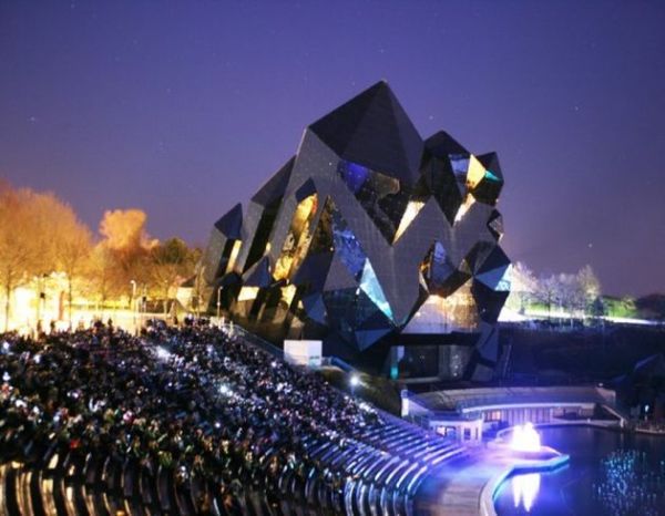  p>观测未来(英语:futuroscope)是位于法国普瓦捷近郊10公里处的一座