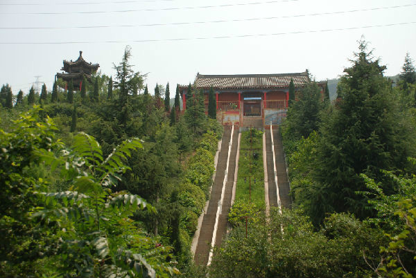 nog">大阿弥陀寺坐落在 a target="_blank" href="/item/西安/121614"