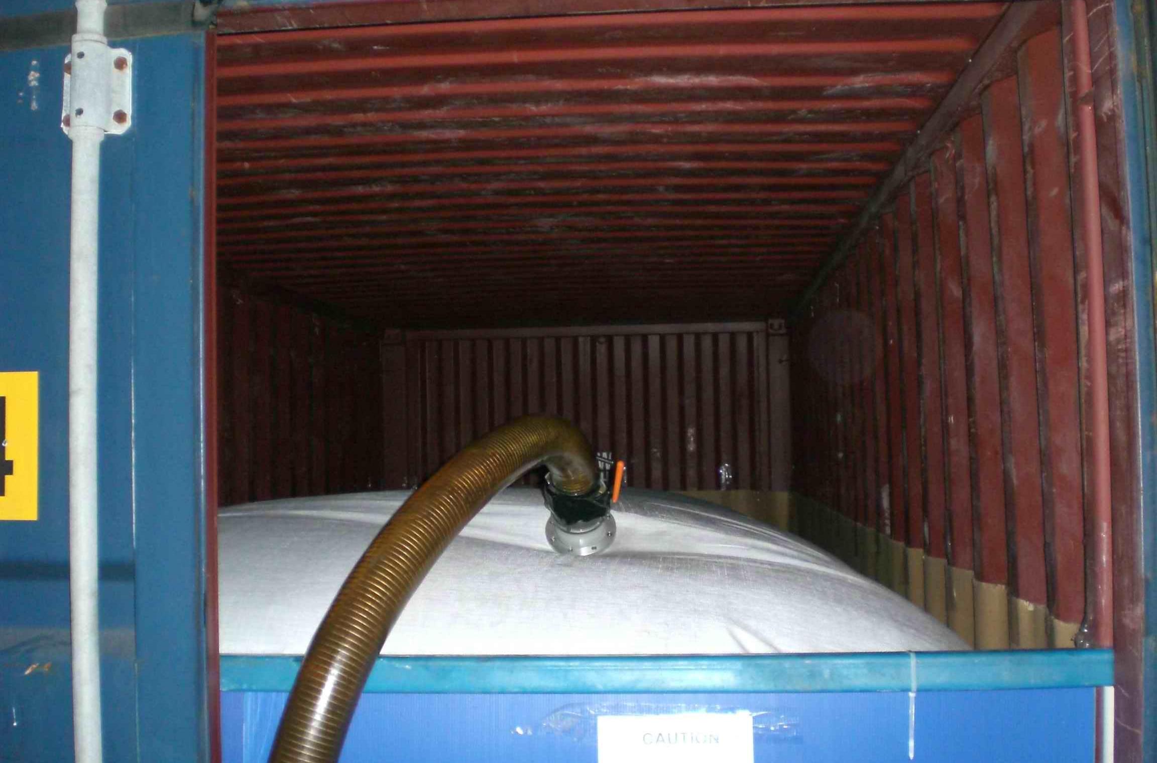  p>集装箱液袋,是一种新型的液体运输方式,比罐车更有优势. /p>