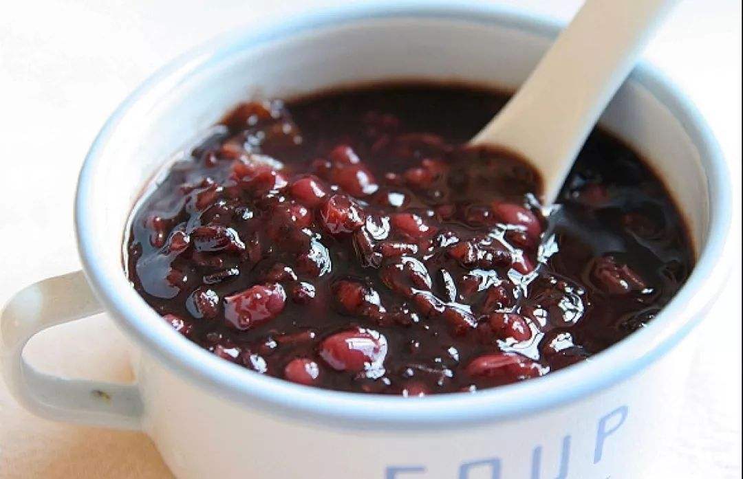  p>黑糯米粥是以黑糯米为主要食材制成的一道美食. /p>