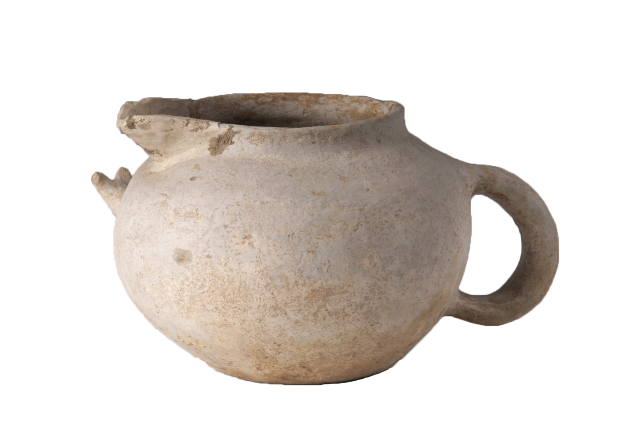  p>此展品为新石器时期文物,泥质灰陶,胎骨厚实.