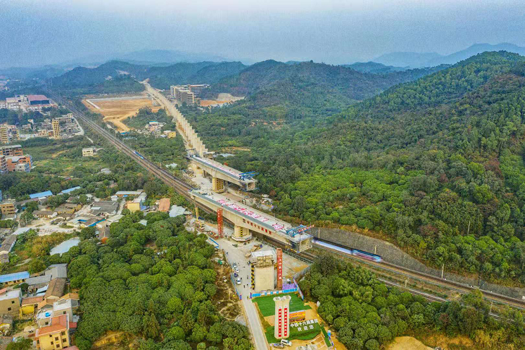  p>赣深高速铁路(ganzhou-shenzhen high-speed railway),简称赣深