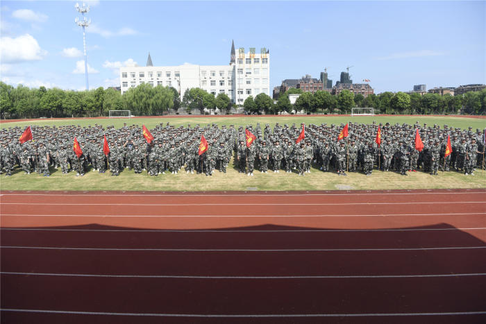  p>平湖技师学院学校于1979年建立,是一所以 a>光机电 /a>类专业为