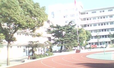  p>黄州西湖中学是2000年由黄冈幼师改制而成的一所全日制完全中学.