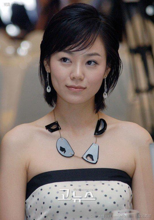 ">秋素英(         ),1981年1月25日出生于韩国首尔,韩国女歌手,演员