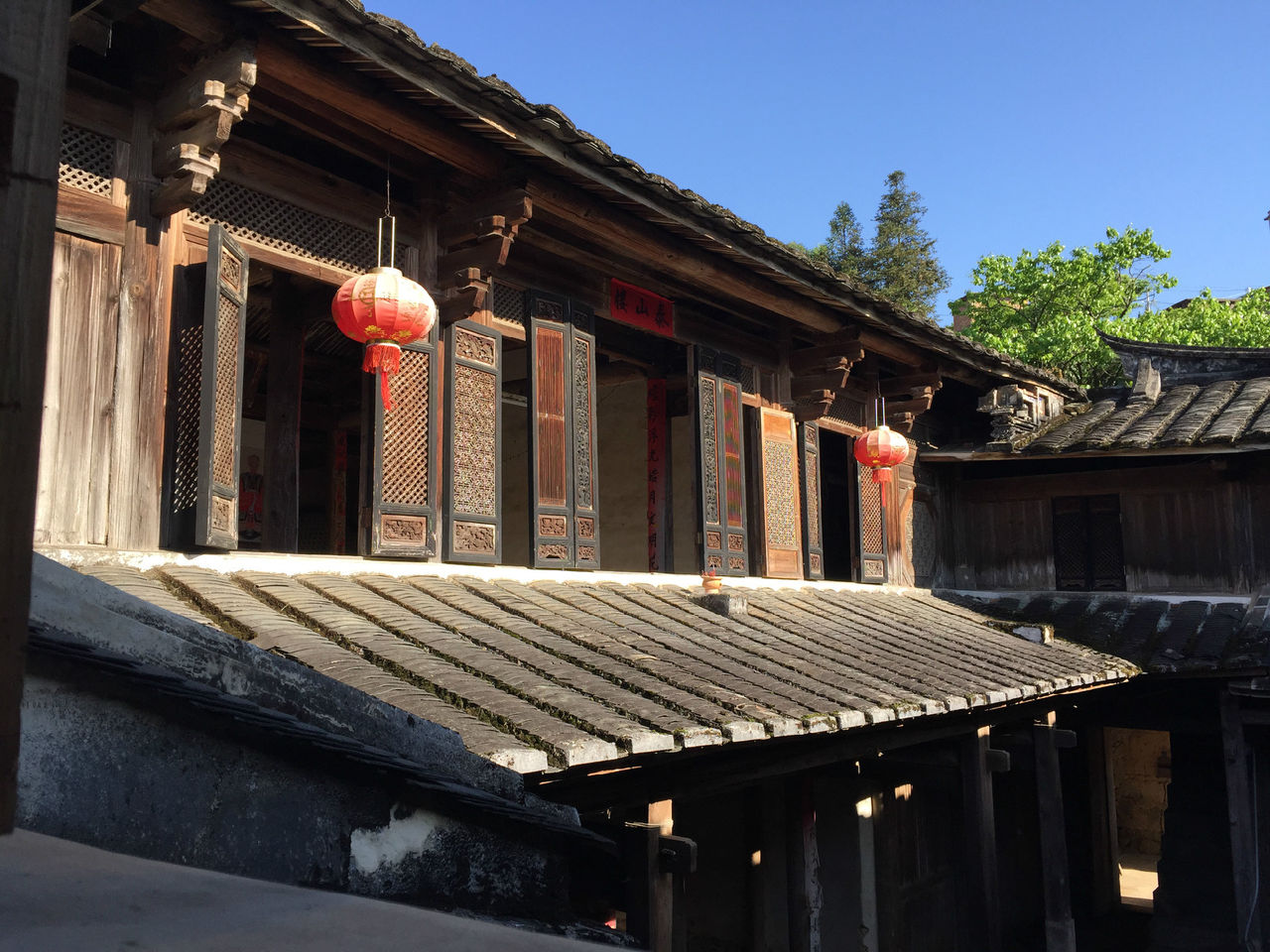 楼为石木结构的二层楼房,依山而筑,蔚为壮观,因为是当地的地标性建筑