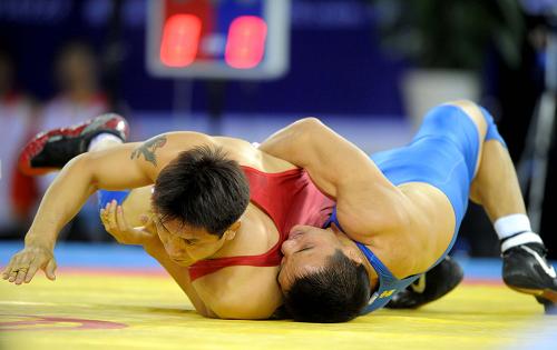  p>自由式摔跤,即自由式角力,是可以用腿攻击对手,攻击目标可以是对方