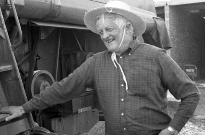  p data-id="gnwfzgrzg2">韩丁,原名威廉·辛顿(william hinton),美国