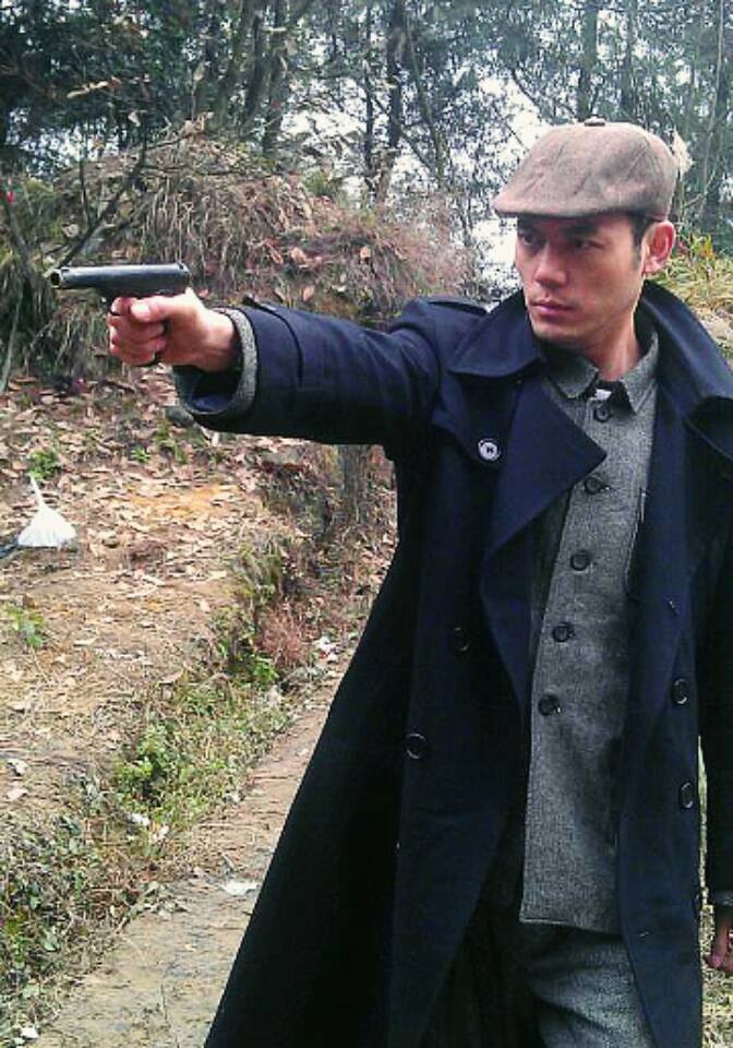  p>何盛东,现用名何沛东.重庆人,中国内地青年演员.