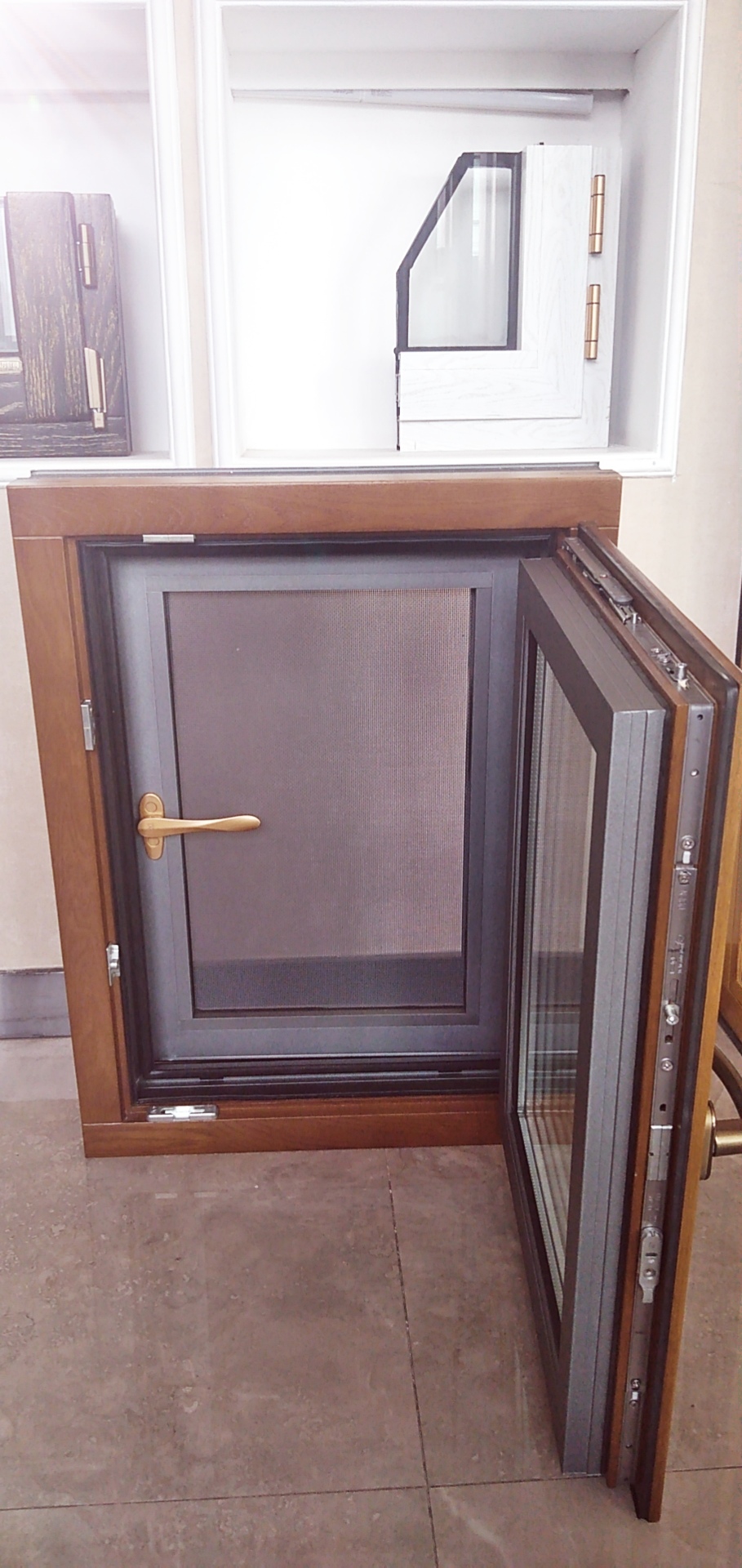  p>铝包木门窗是在保留纯实木门窗特性和功能的前提下,将 a target="