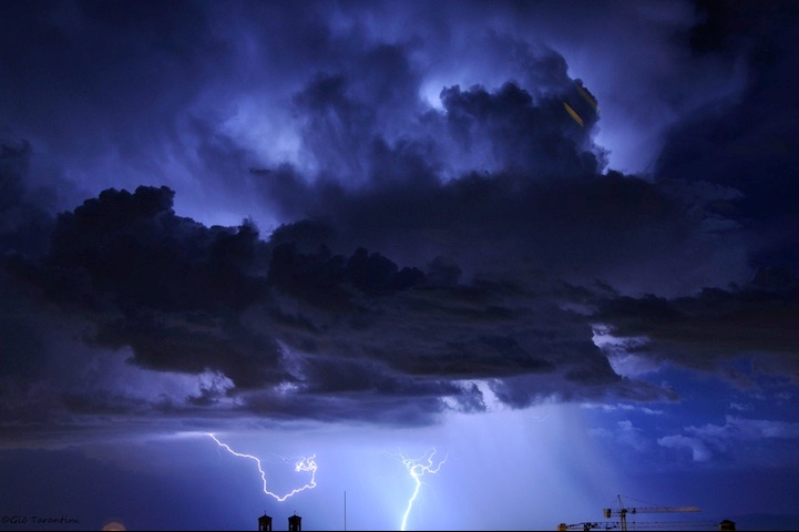  p>积雨云也叫雷暴云,是 a target="_blank" href="/item/积状云