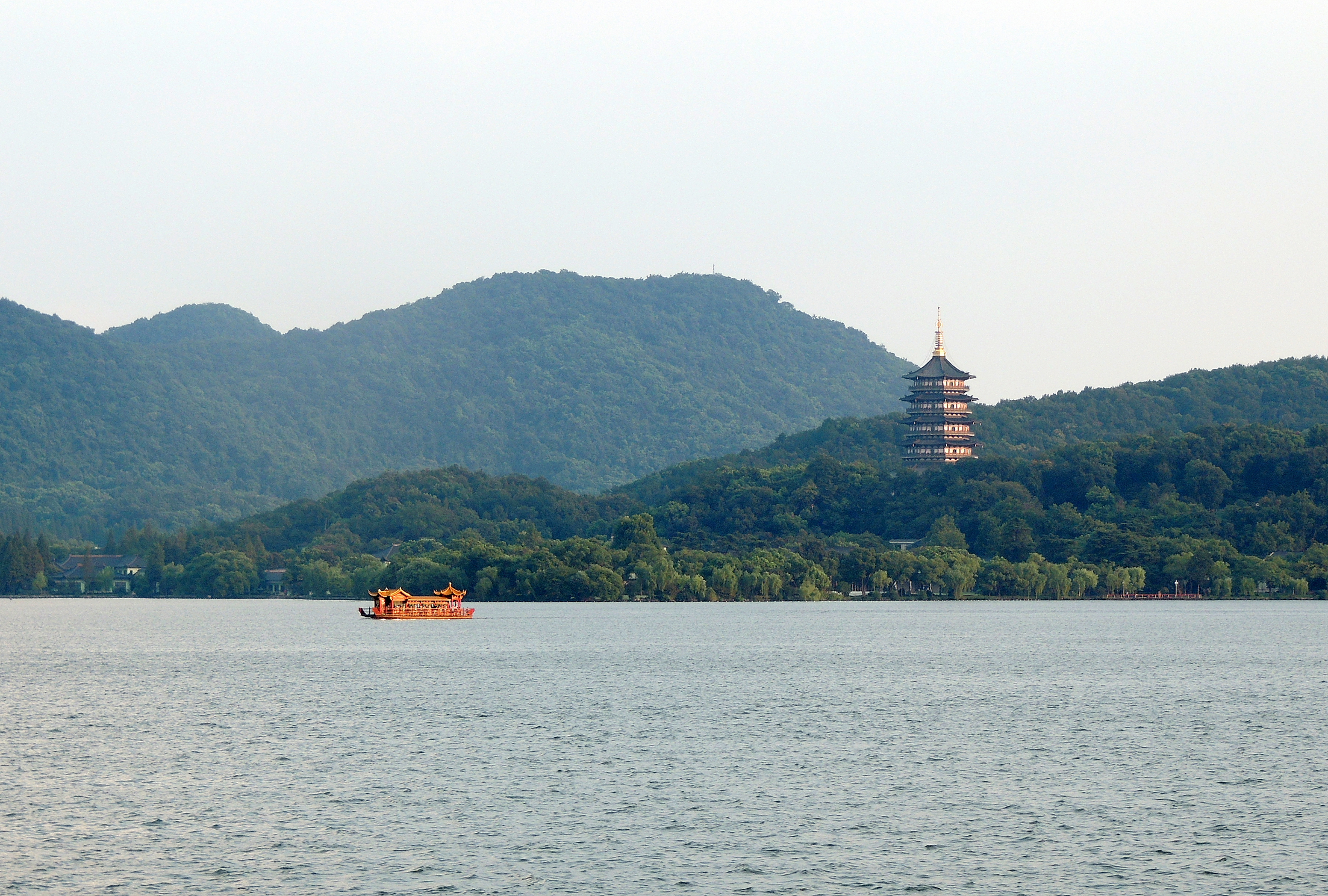  p>净慈寺,位于浙江省杭州市的西湖南岸,雷峰塔对面,是 a target="