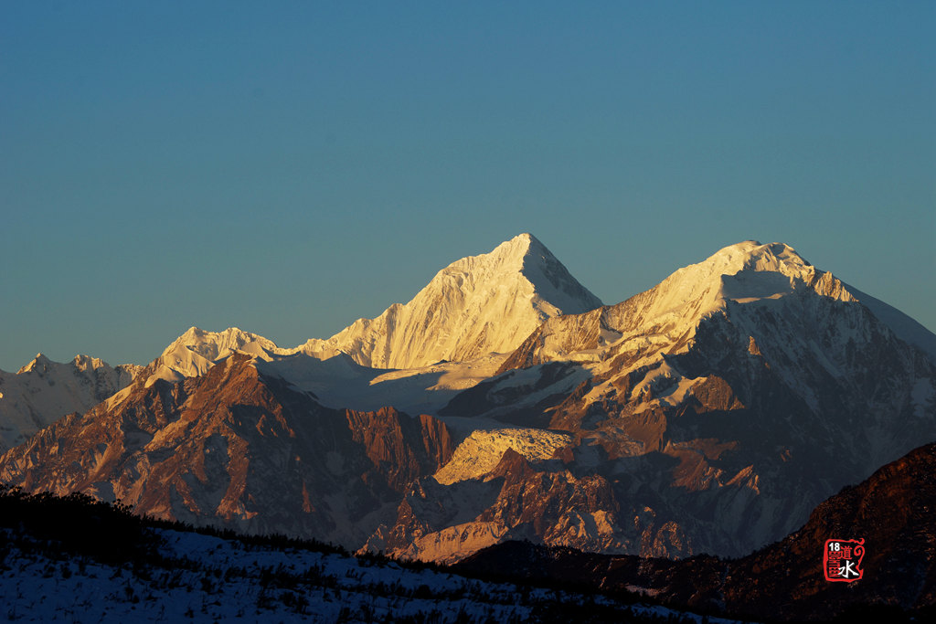 光头山,位于四川省雅安市天全县两路乡境内