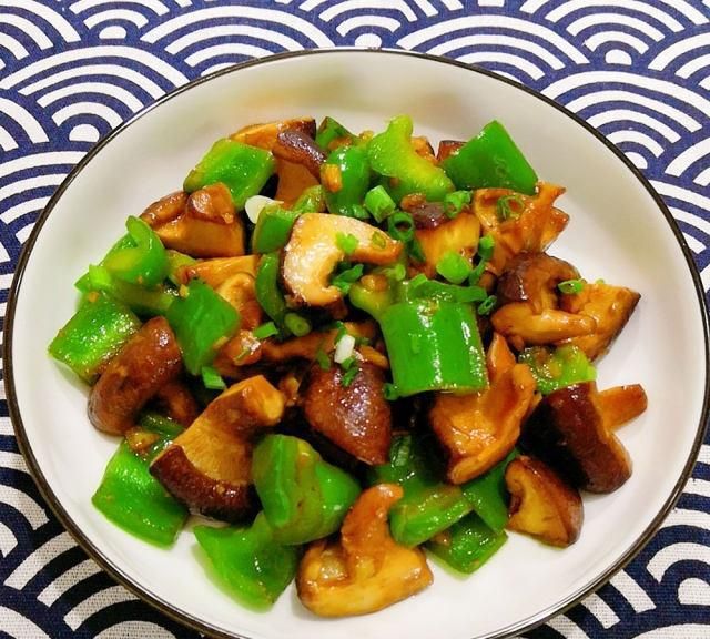 青椒炒香菇