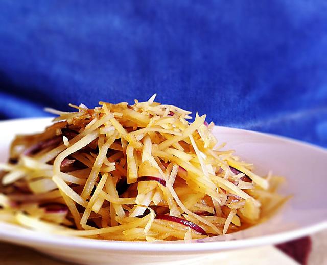  p>土豆丝炒洋葱丝是一道菜品,主料是土豆丝,洋葱丝. /p>