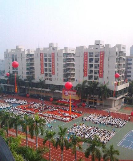  p>石龙二中学校创建于1972年,是一所镇办完全中学.