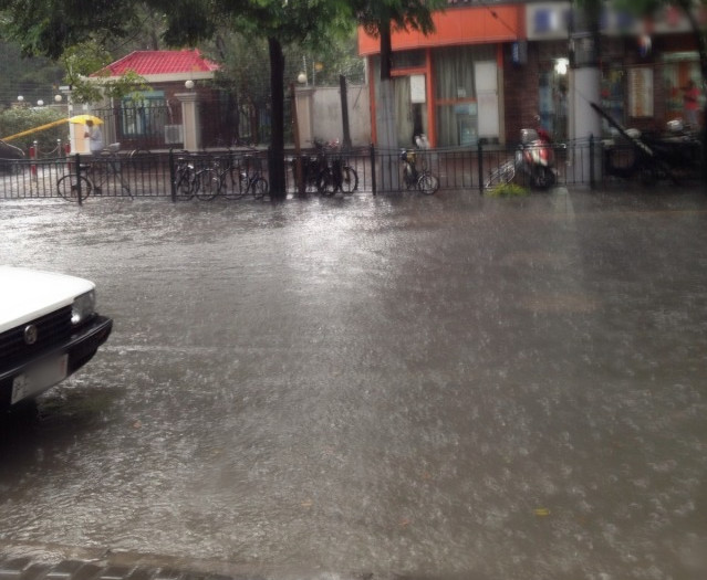  p>"9·13上海特大暴雨"是指2013年9月13日午后,在上海发生的特大 a