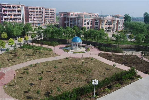  p>建湖县第一中学创办于1956年,原校址位于建湖县钟庄镇,从秉文中学