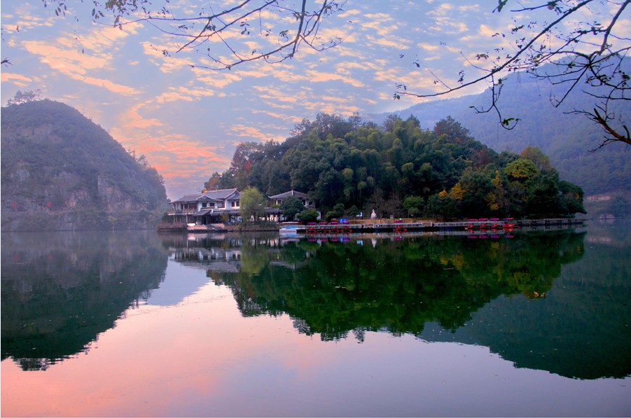  p>桐君山位于 a target="_blank" href="/item/浙江/154399" data