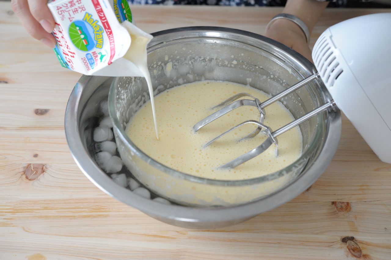  p>自家制冰淇淋是以蛋黄,牛奶为主料制作的食品. /p>