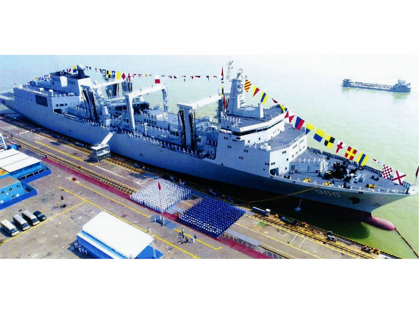 呼伦湖号综合补给舰