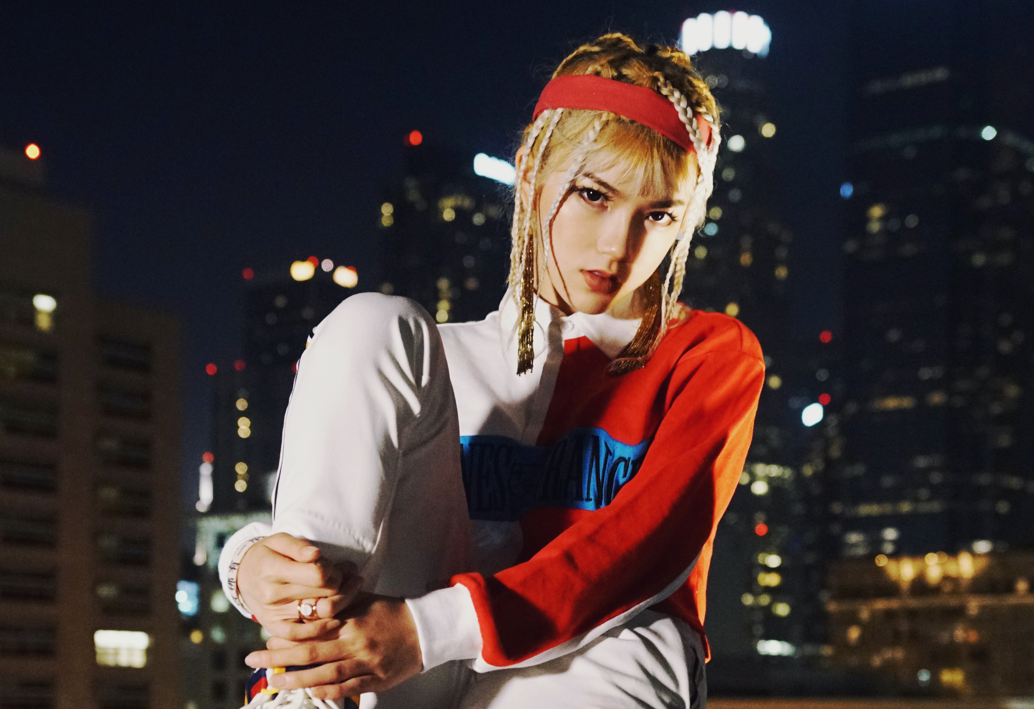  /p> p>2021年7月,参加腾讯视频出品的音乐竞演真人秀《黑怕女孩》,与