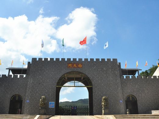 七星顶生态综合旅游度假区位于防城港市防城区十万山瑶族乡.