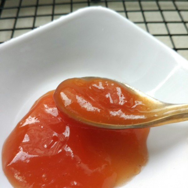 data-lemmaid="4724192">甜辣酱 /a>,蒜末调制而成的一种酸甜口味酱料