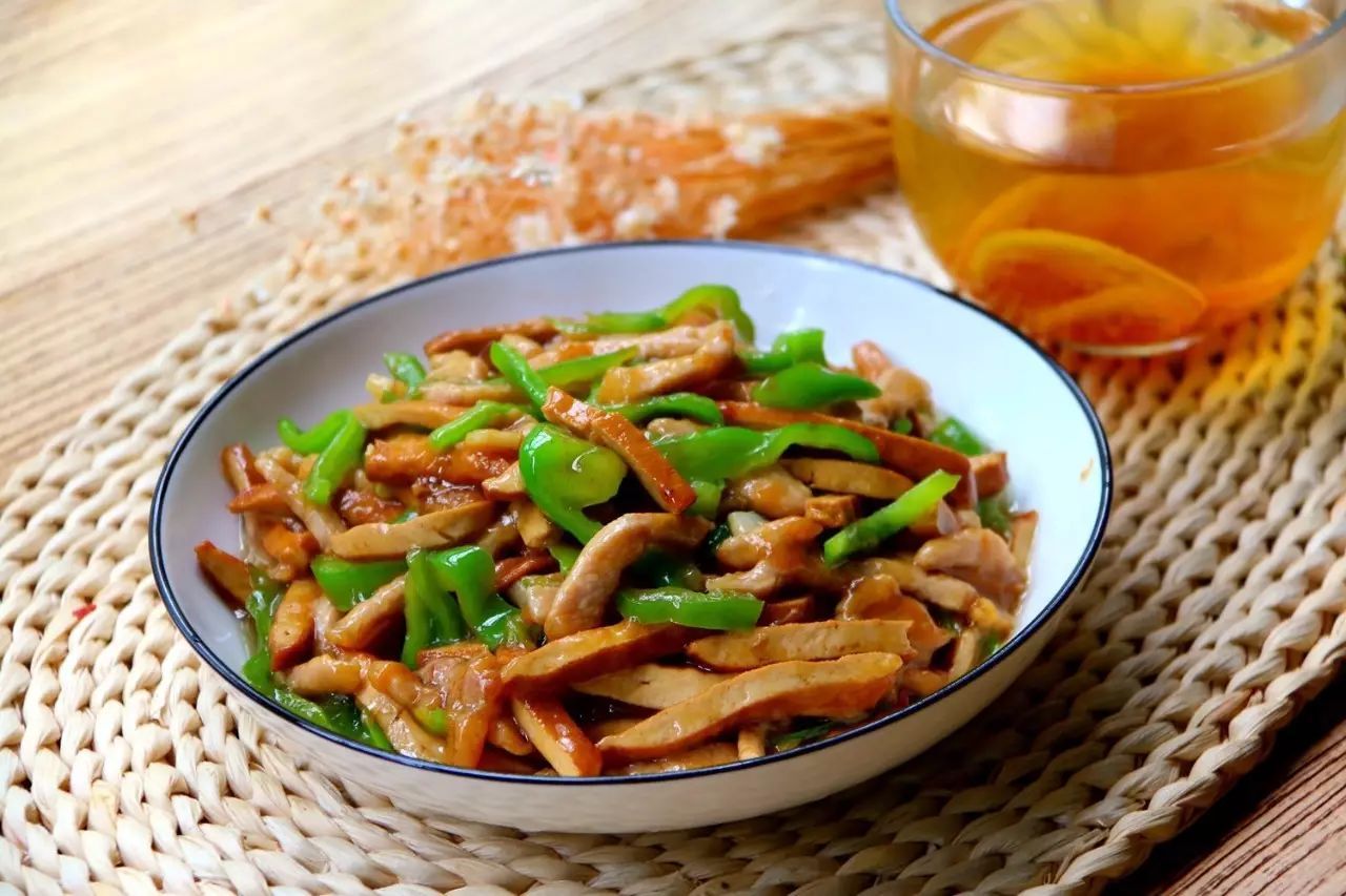  p>香干炒肉丝是由香干和肉丝所做成的一道家常菜. /p>